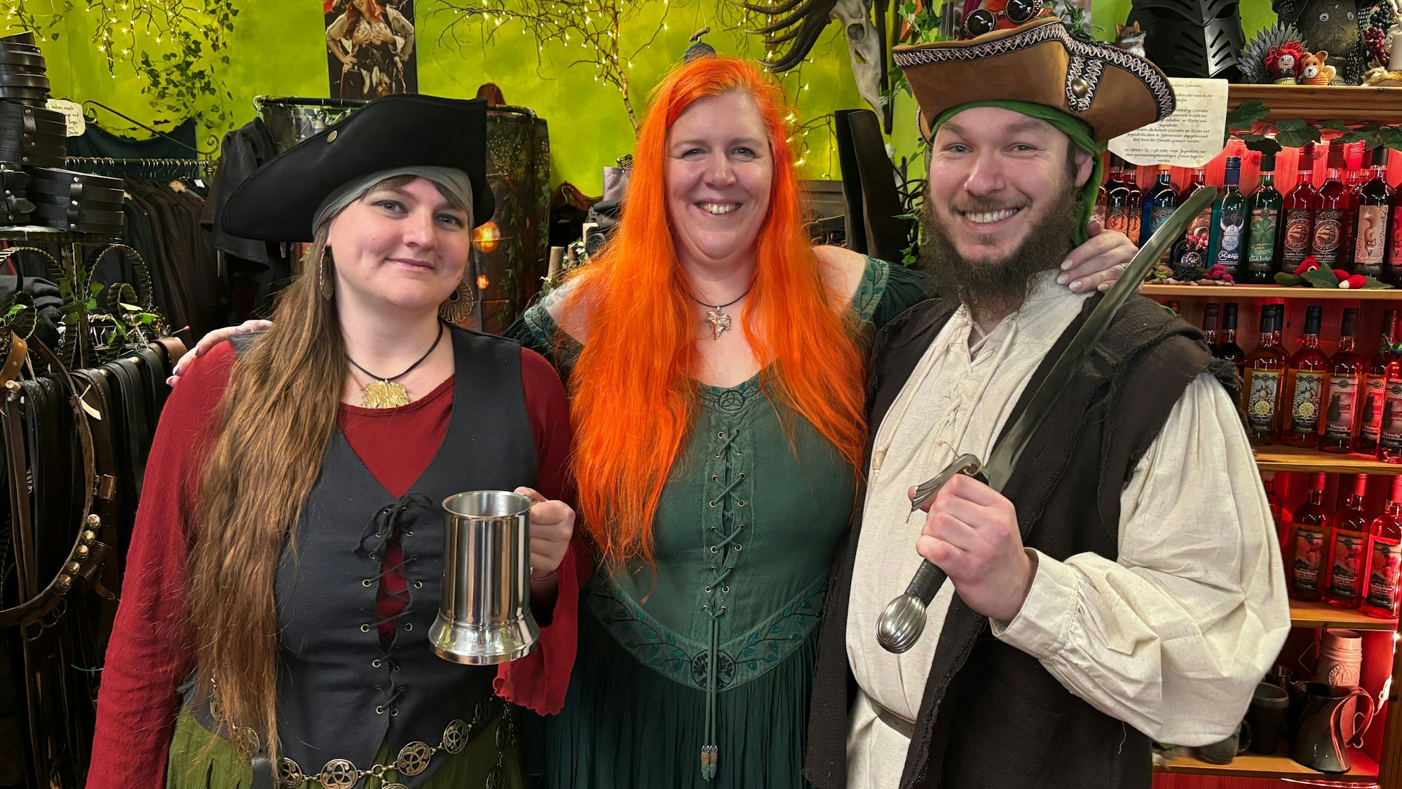 Mit einem Basis-Outfit bastelt Talena Rheingold (Mitte) drei verschiedene Kostüme für ihre Freunde.