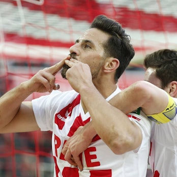Claudio Pizarro jubelt im Trikot des 1.FC Köln.