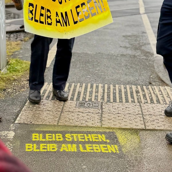 Ein Plakat der Polizei-Präventionskampagne „BLEIB STEHEN, BLEIB AM LEBEN!“.