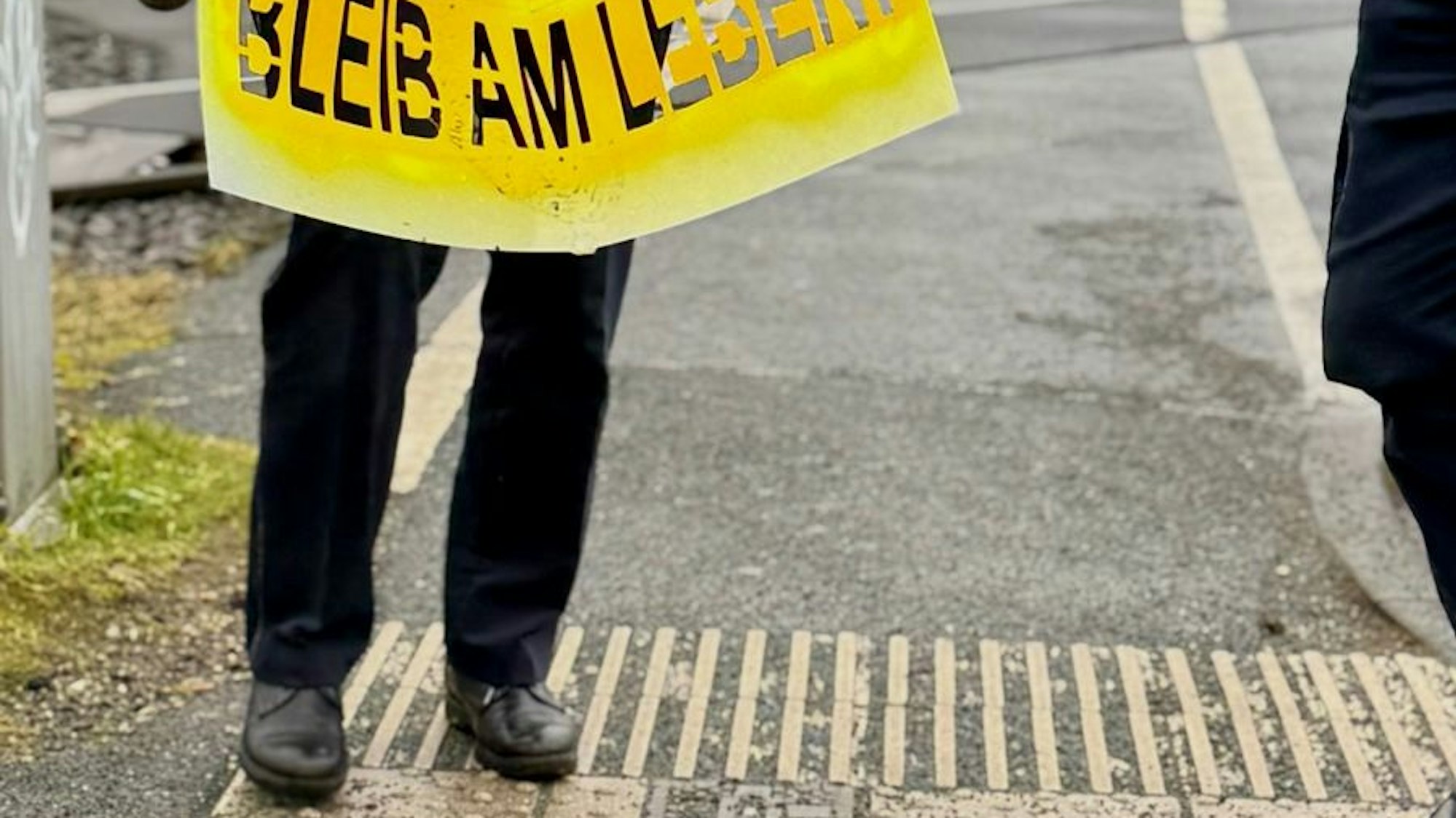 Ein Plakat der Polizei-Präventionskampagne „BLEIB STEHEN, BLEIB AM LEBEN!“.