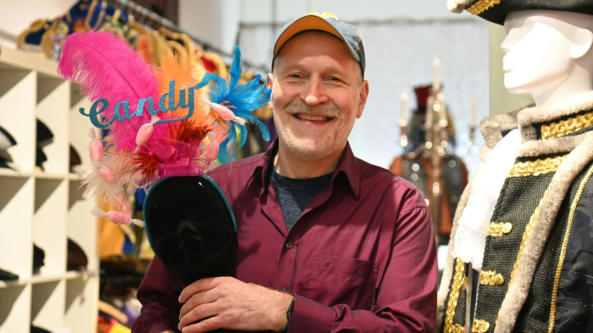 04.02.2026 Köln. Kostümprobe: Was sind die Kostümtrends in diesem Jahr? Welche Paarkostüme gehen gut? Jotjelunge-Chef Bernd Sondergeld. Foto: Alexander Schwaiger