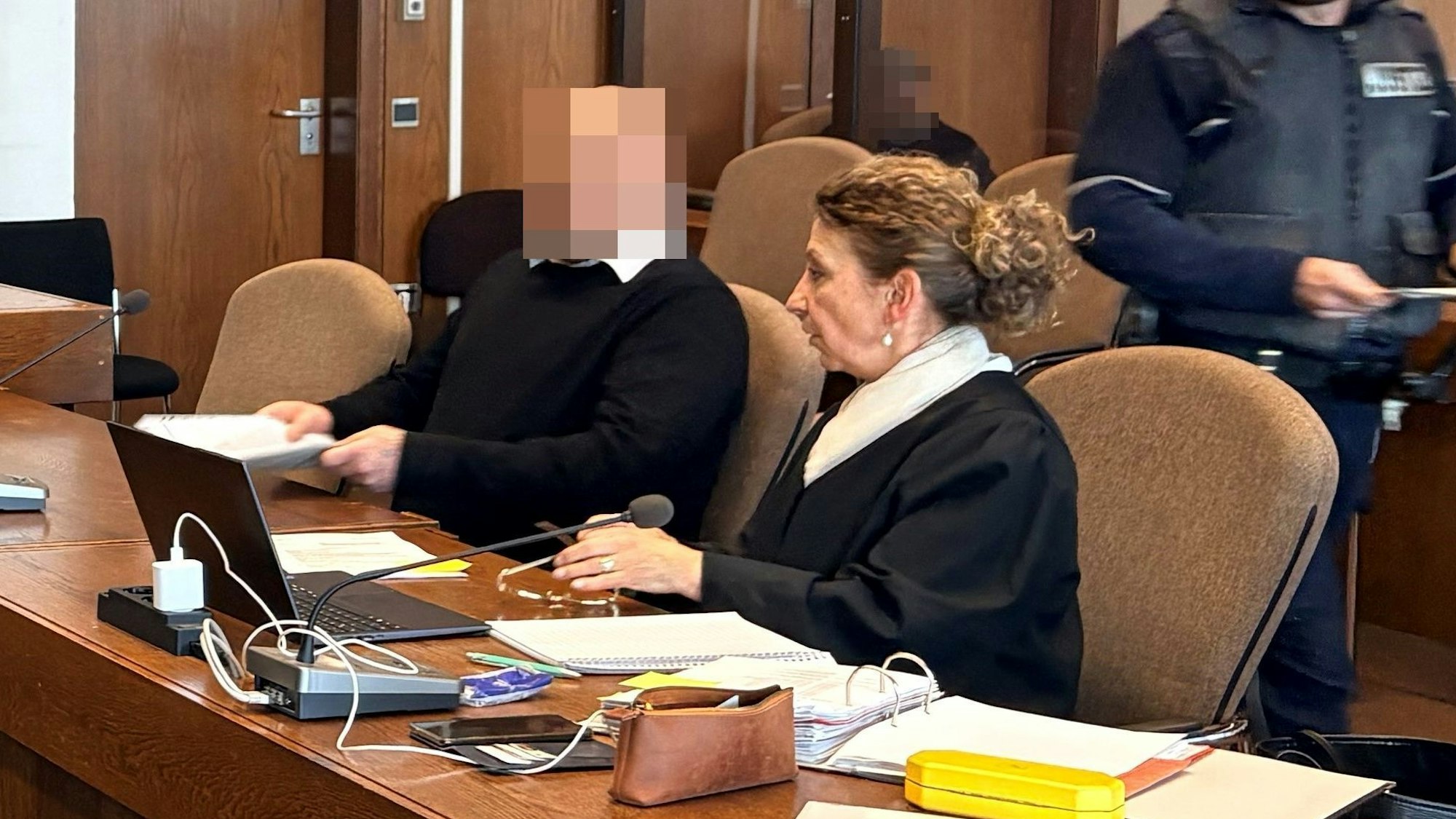 Der Hauptbeschuldigte mit seiner Verteidigerin Funda Bicakoglu beim Prozessauftakt im Kölner Landgricht