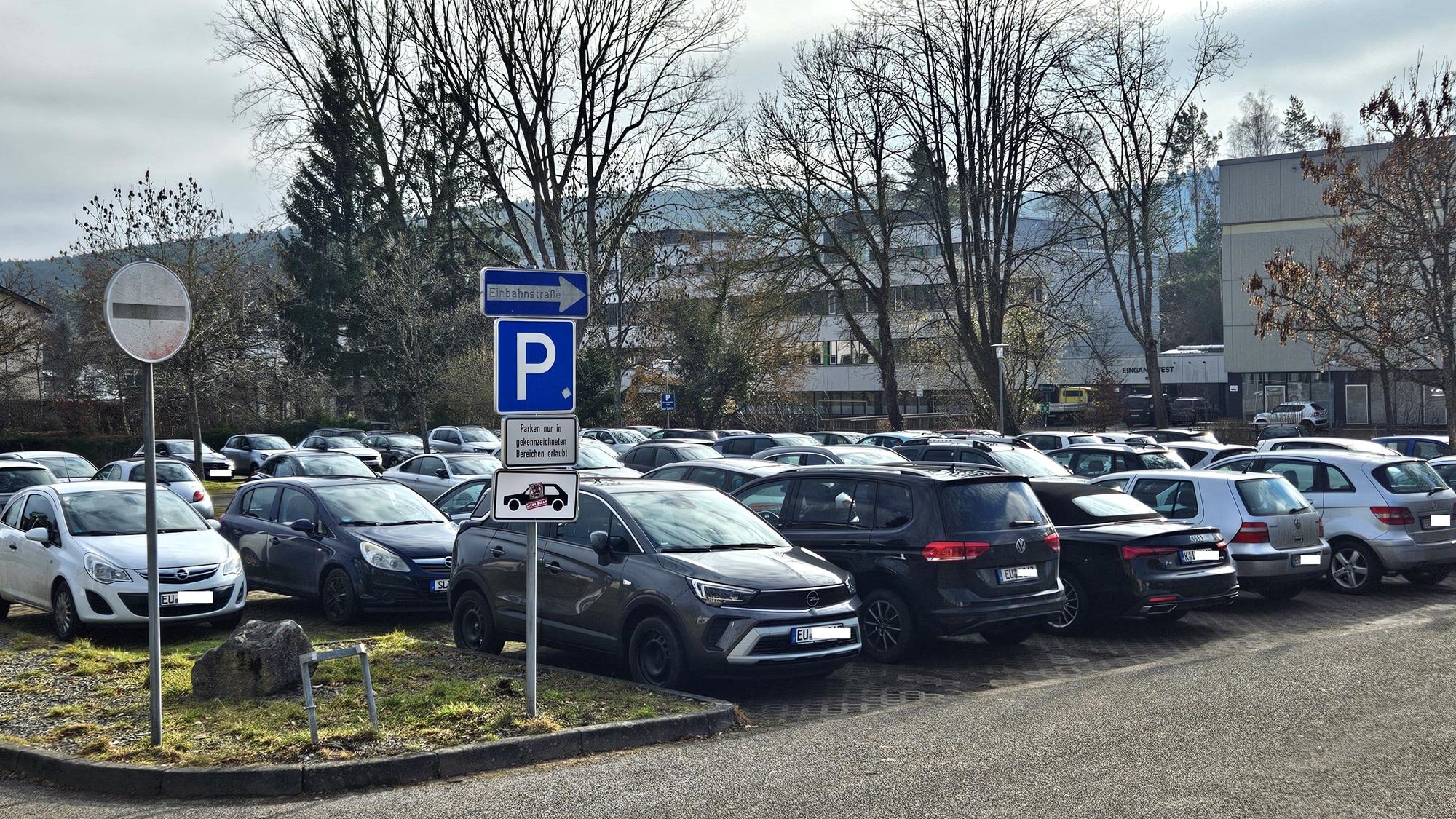 Blick auf den vollen Parkplatz an der Aachener Straße. Im Hintergrund ist das Berufskolleg zu sehen.