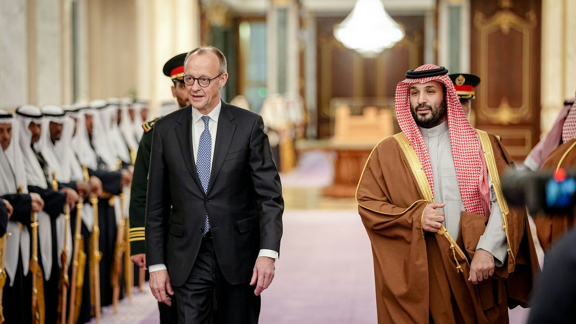Bundeskanzler Friedrich Merz (l,CDU) wird von Kronprinz Mohammed bin Salman am Yamama Palast empfangen.