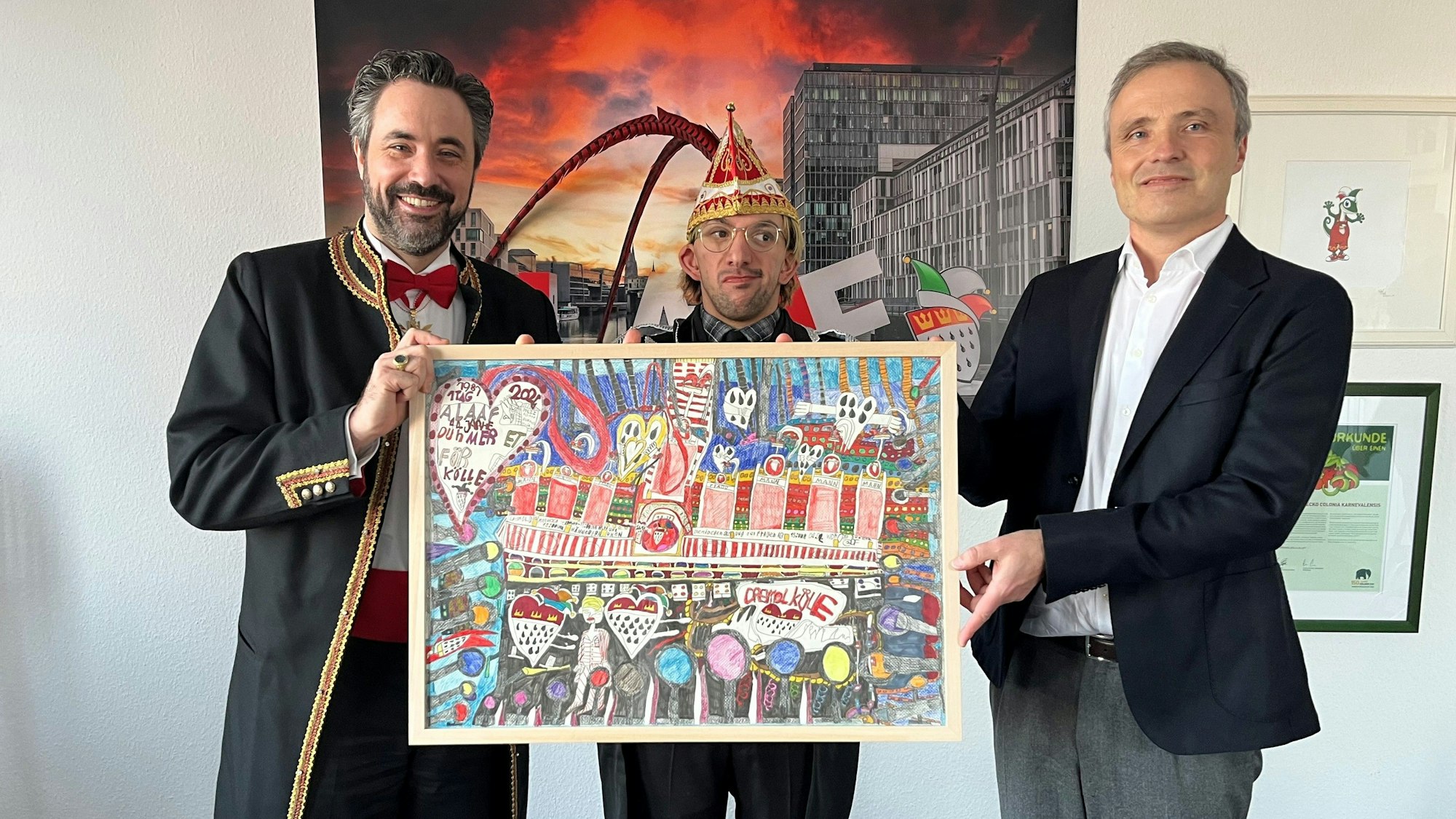 Auf dem Bild sind drei Männer mit einem gemalten Bild zu sehen.