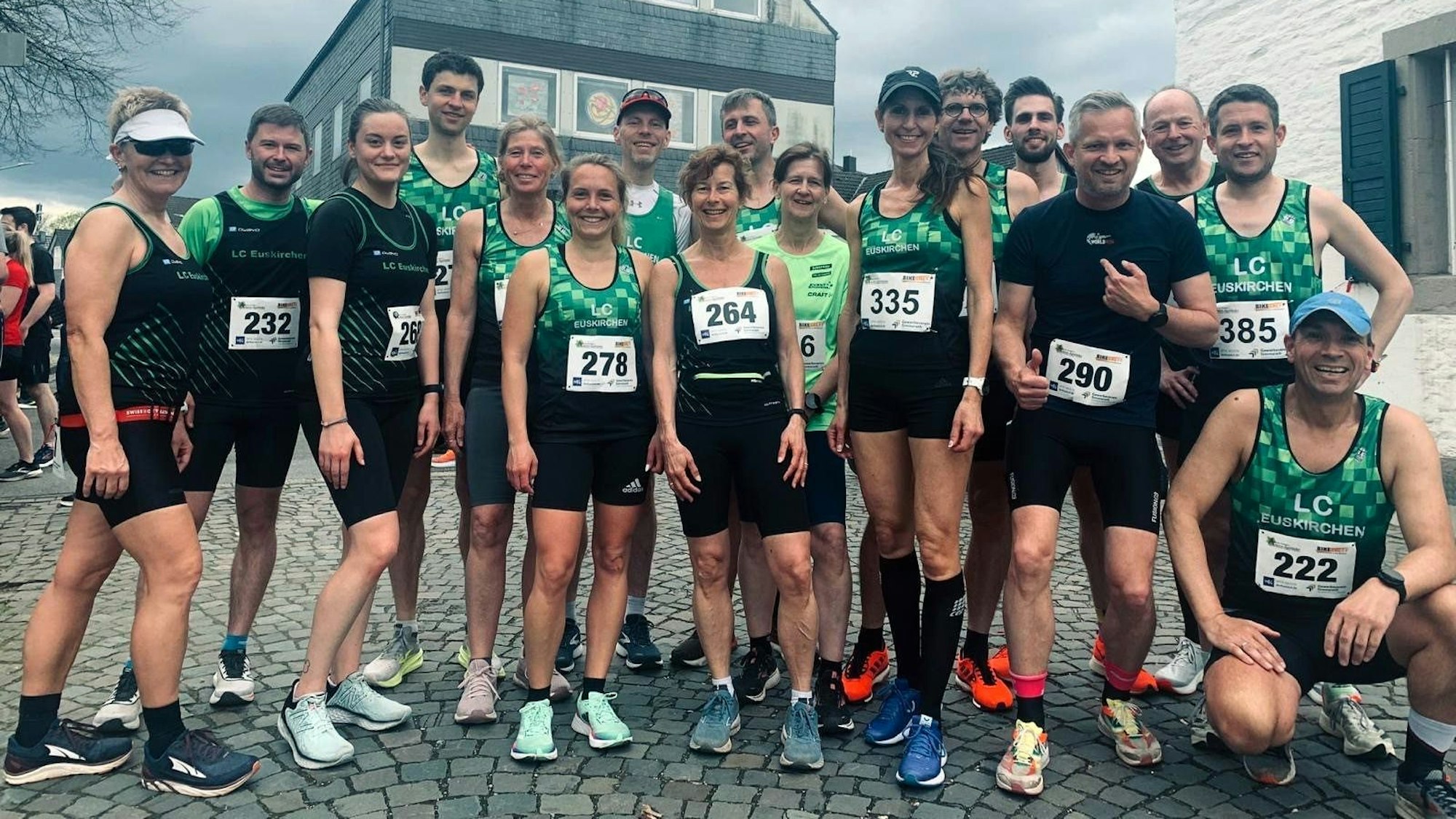 Die Mitglieder des LC Euskirchen, die allesamt ihre grün-schwarzen Sporttrikots tragen, haben sich für ein Gruppenfoto zusammengestellt.
