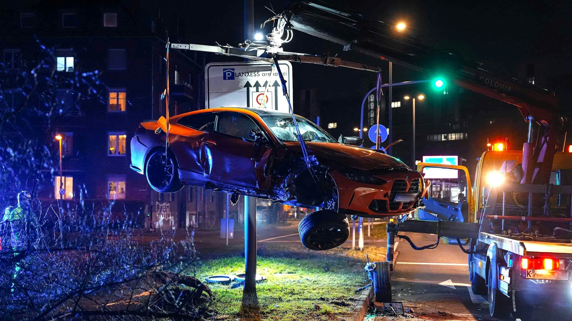 Ein stark beschädigtes Auto wird von einem Abschleppwagen abtransportiert.