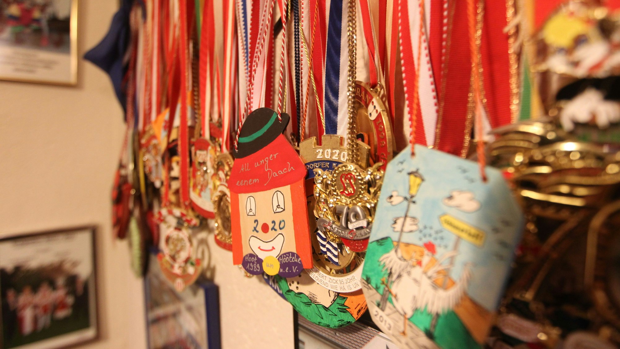 Zahlreiche Orden hängen im Schankraum an der Wand.