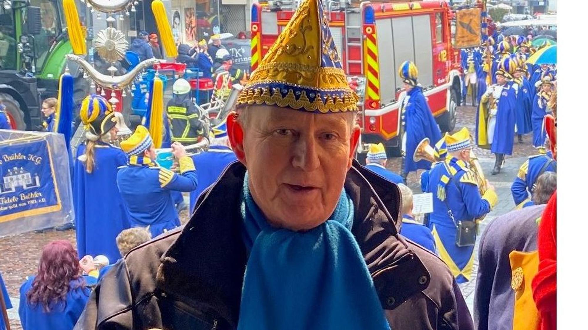 Zu sehen ist Georg Müller auf einer Bühne.