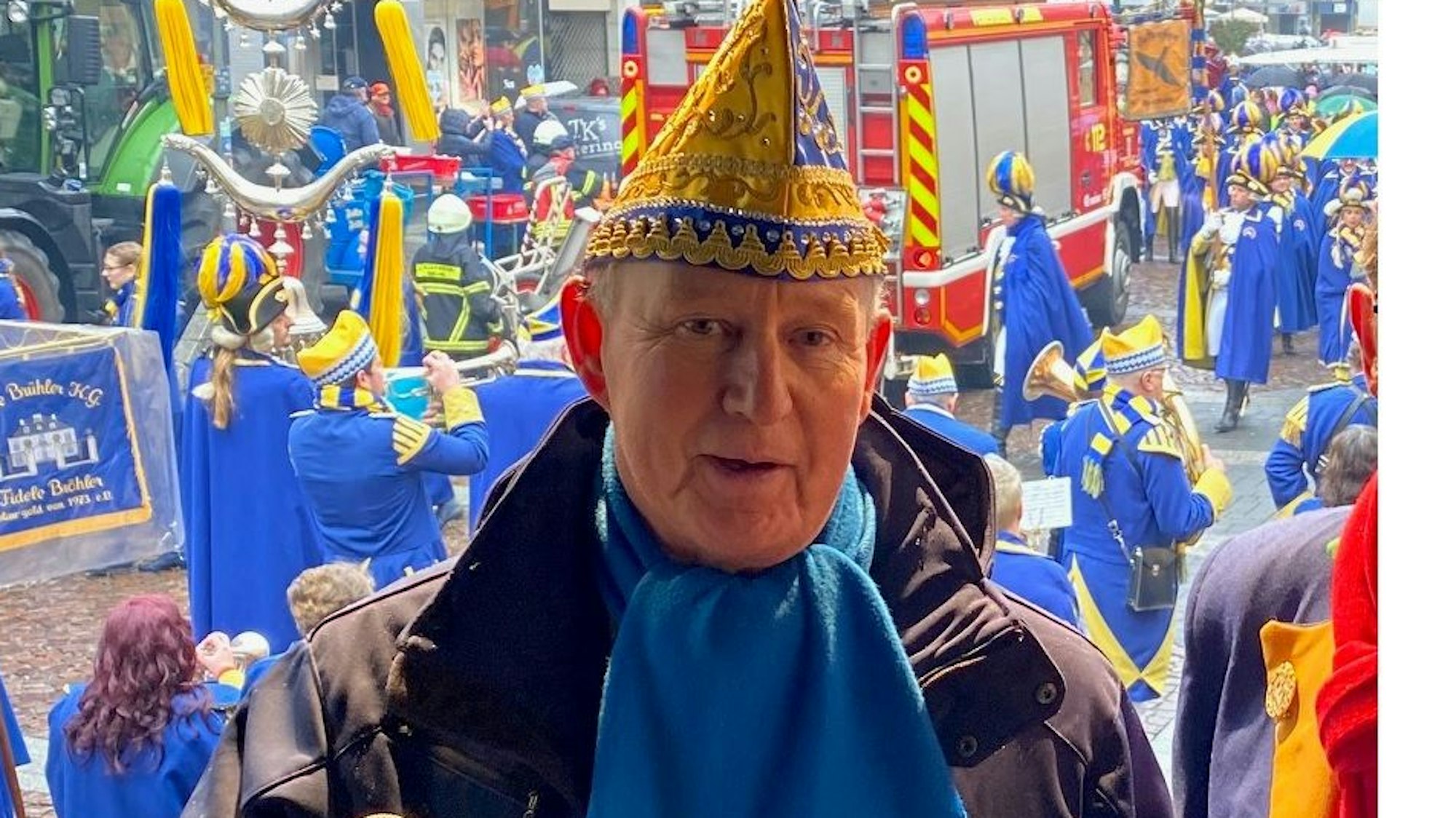 Zu sehen ist Georg Müller auf einer Bühne.