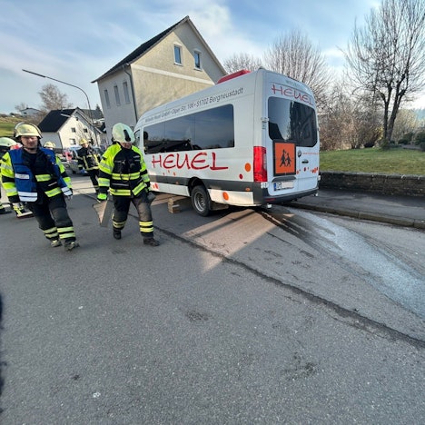 Unfall mit Schulbus in Lindlar-Hartegasse