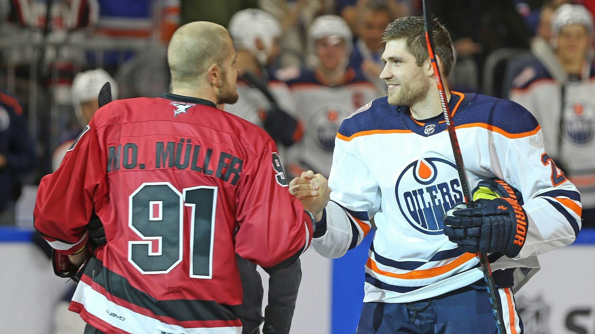 Moritz Müller und Leon Draisaitl im Jahr 2018 nach einem Testspiel zwischen den Edmonton Oilers und den Kölner Haien.