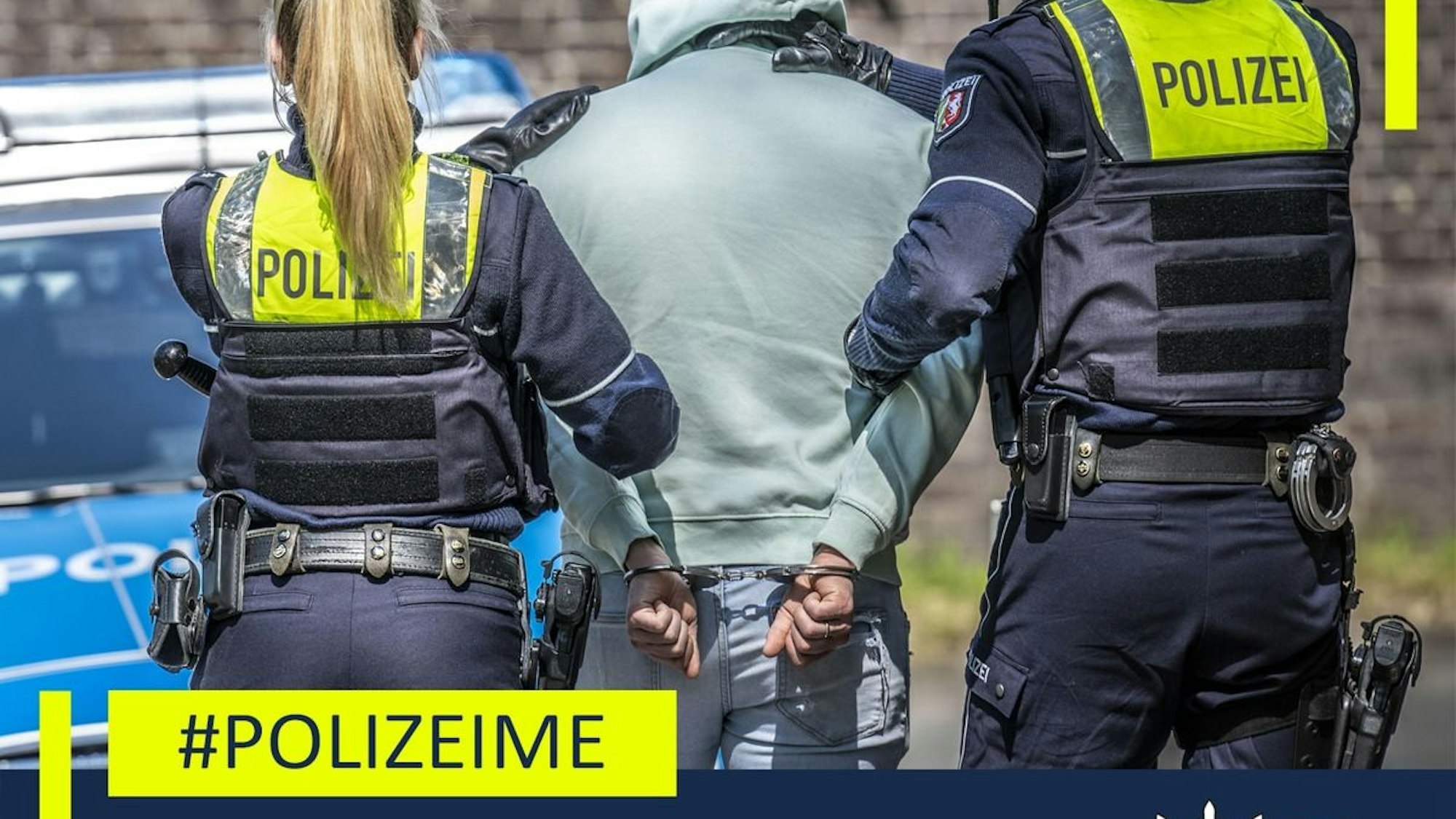 Ein sichergestelltes, gestohlenes Auto in einer Lagerhalle.