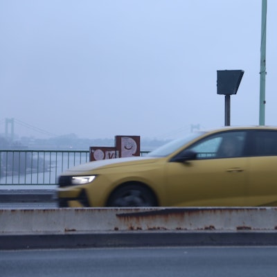 Das Bild zeigt einen der alten Blitzer auf der Zoobrücke. Seit Freitag (5. Februar) sind die neuen Blitzer in Betrieb.