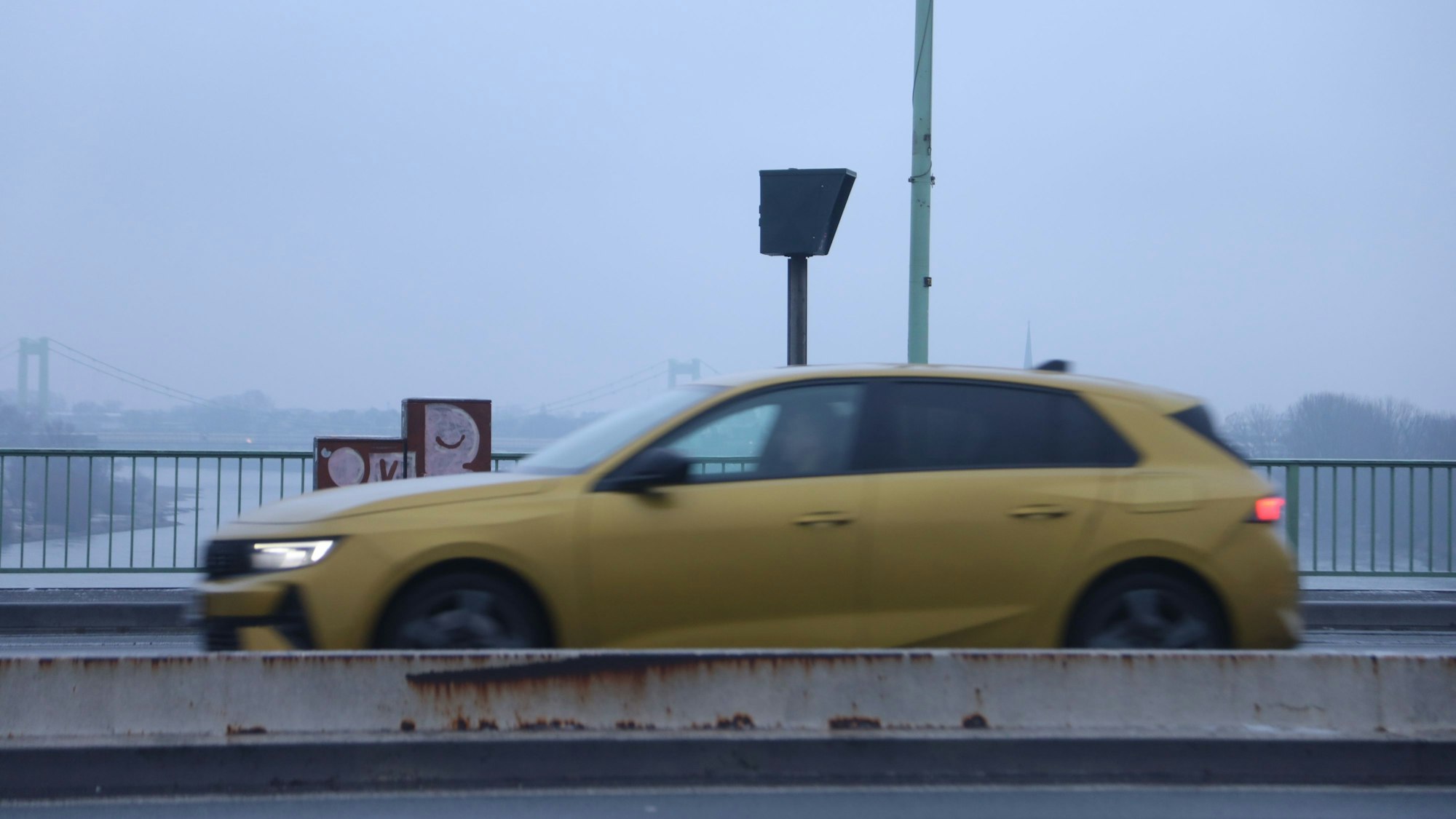 Das Bild zeigt einen der alten Blitzer auf der Zoobrücke. Seit Freitag (5. Februar) sind die neuen Blitzer in Betrieb.