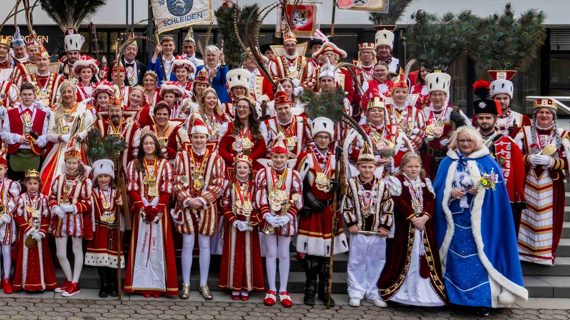 Detail des Gruppenbilds mit 81 Tollitäten aus dem Kreis Euskirchen.