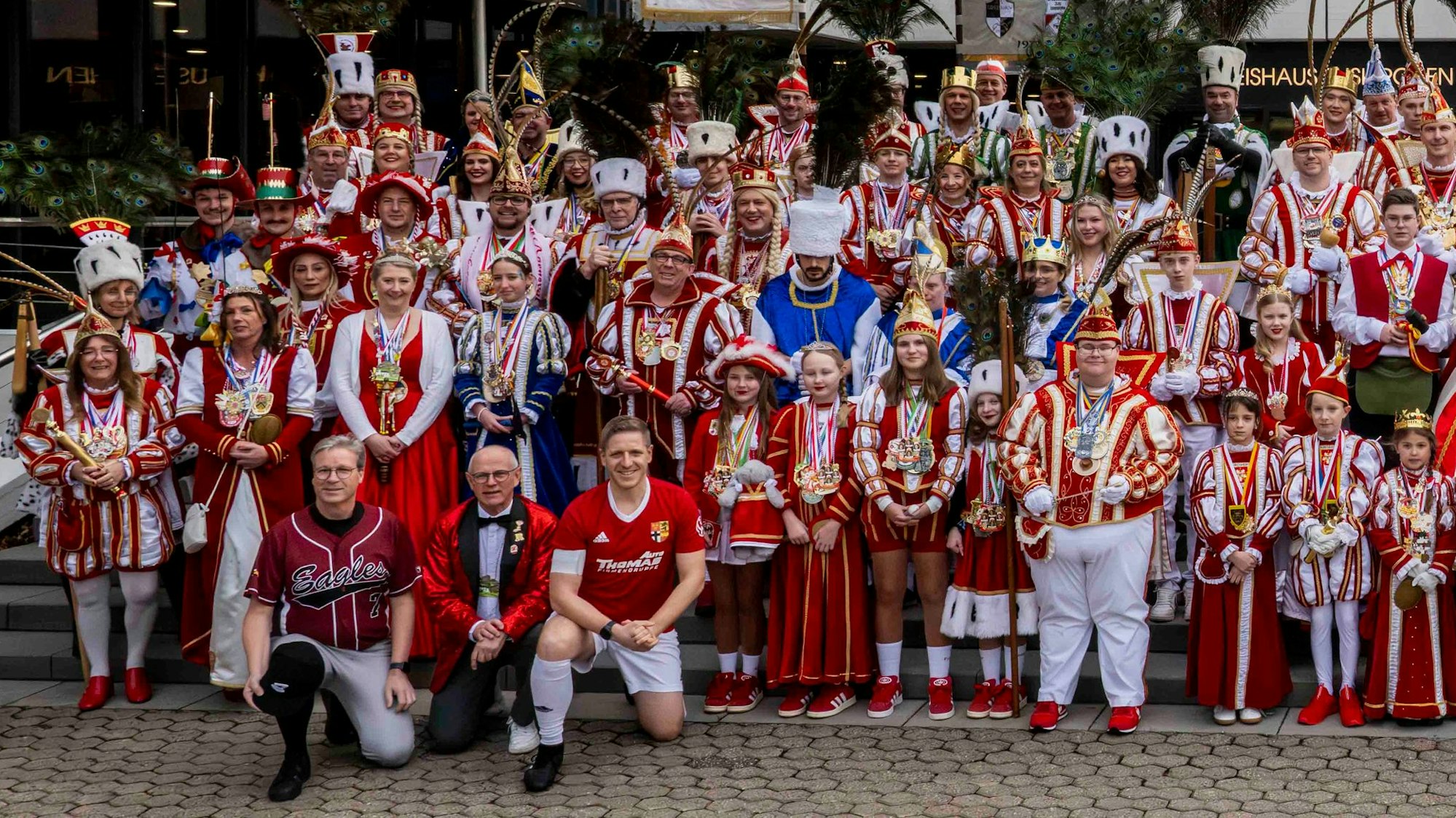 Detail des Gruppenbilds mit 81 Tollitäten aus dem Kreis Euskirchen.