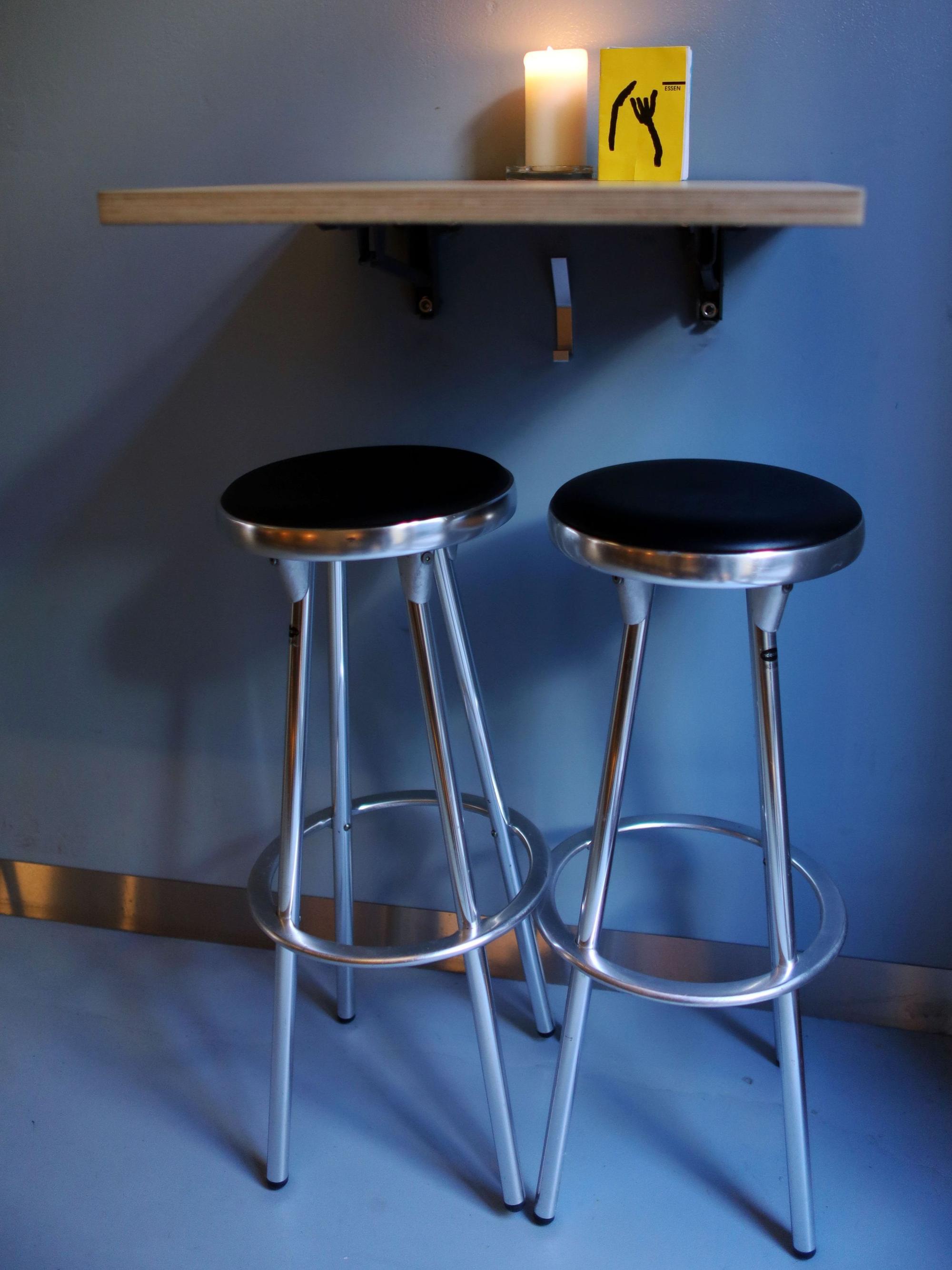 Zwei Barhocker an einem Mini-Wandtisch