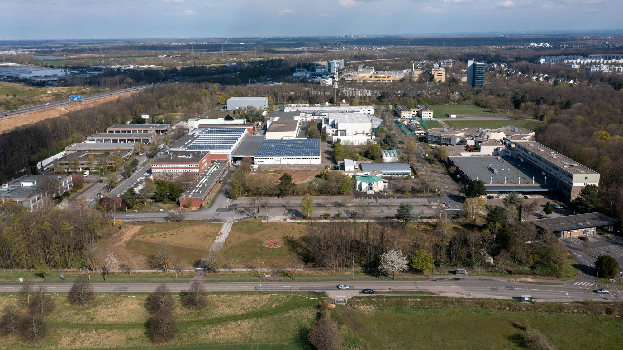 03.04.2022, Köln: Luftaufnahme des WDR-Produktionsgeländes in Bocklemünd. Luftbild mit Drohne. Foto: Uwe Weiser