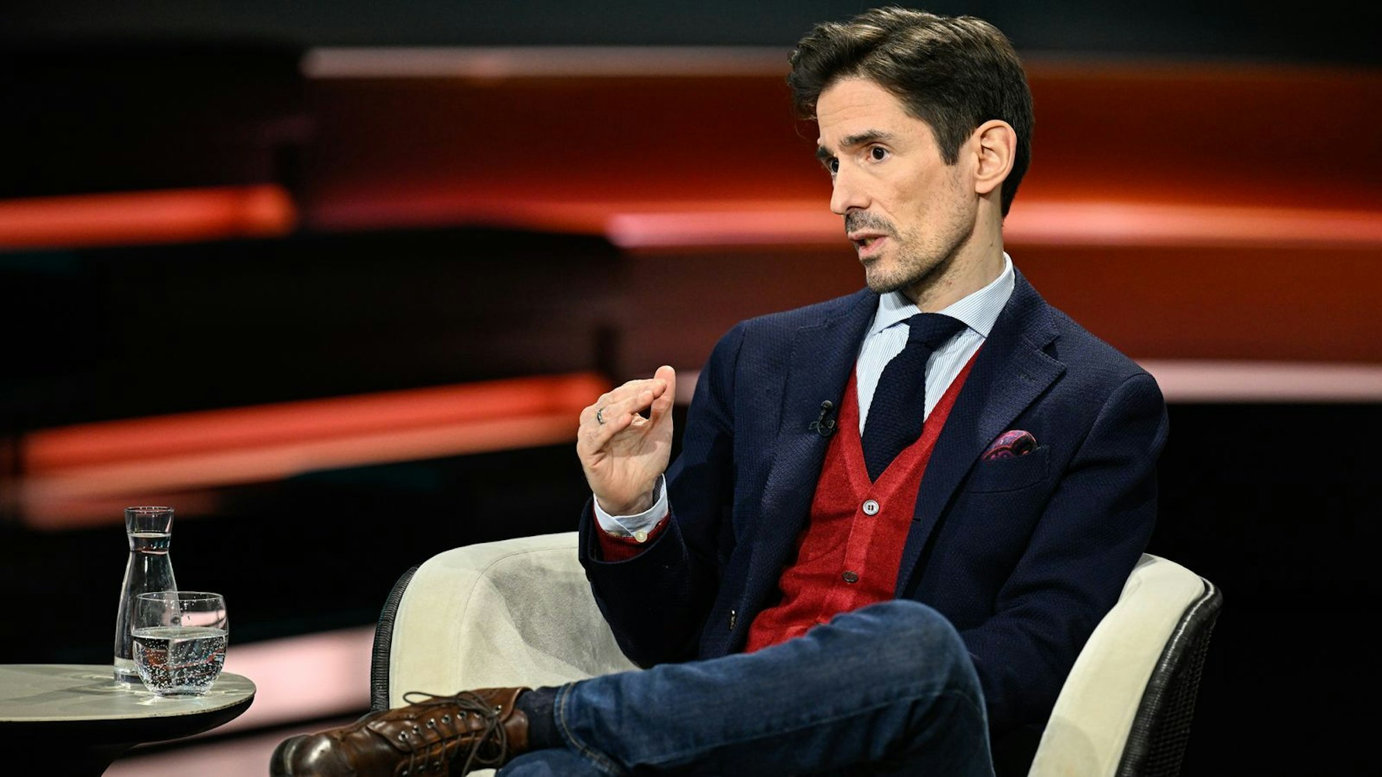 Journalist Bojan Pancevski berichtete von der immer größer werdenden Relevanz von Drohnen im Krieg. (Bild: ZDF / Markus Hertrich)