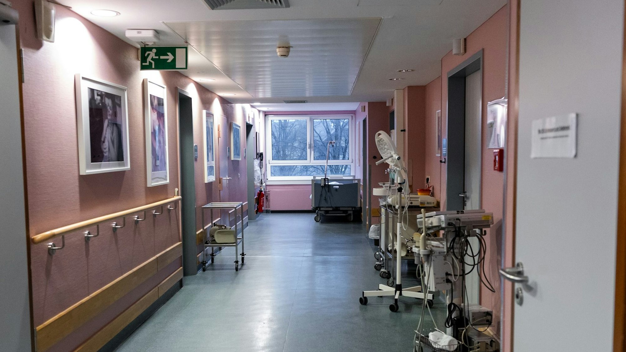 Blick in den Flur, von dem die Kreißsäle abgehen.