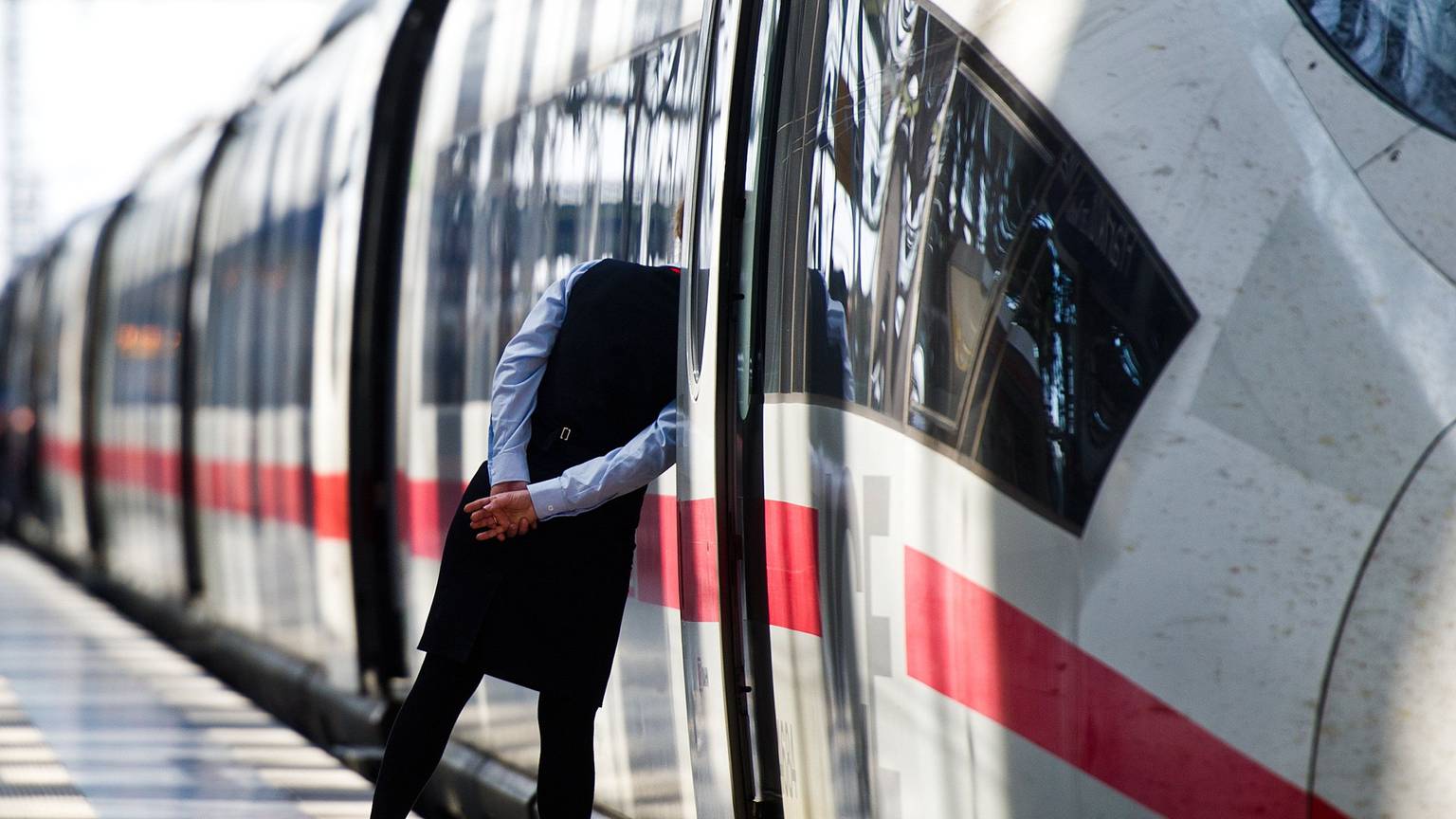09.01.2026, Niedersachsen, Hannover: Eine Zugbegleiterin schaut aus einem zum Aufenthaltszug umfunktionierten ICE der Deutschen Bahn im Hauptbahnhof. Die Deutsche Bahn stellt wegen des stürmischen Winterwetters den Fernverkehr im Norden Deutschlands bis mindestens zum Mittag ein. Foto: Julian Stratenschulte/dpa +++ dpa-Bildfunk +++