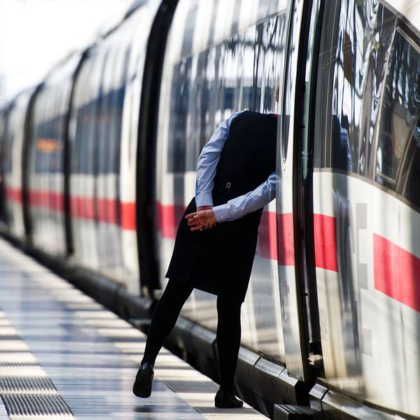 09.01.2026, Niedersachsen, Hannover: Eine Zugbegleiterin schaut aus einem zum Aufenthaltszug umfunktionierten ICE der Deutschen Bahn im Hauptbahnhof. Die Deutsche Bahn stellt wegen des stürmischen Winterwetters den Fernverkehr im Norden Deutschlands bis mindestens zum Mittag ein. Foto: Julian Stratenschulte/dpa +++ dpa-Bildfunk +++