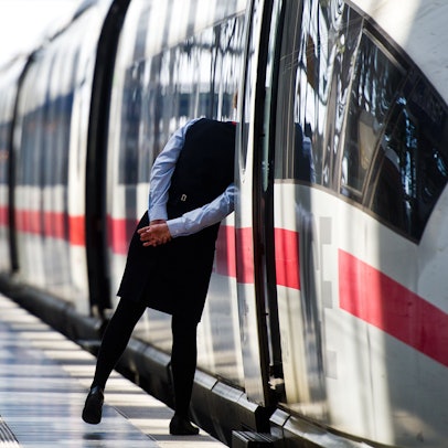 09.01.2026, Niedersachsen, Hannover: Eine Zugbegleiterin schaut aus einem zum Aufenthaltszug umfunktionierten ICE der Deutschen Bahn im Hauptbahnhof. Die Deutsche Bahn stellt wegen des stürmischen Winterwetters den Fernverkehr im Norden Deutschlands bis mindestens zum Mittag ein. Foto: Julian Stratenschulte/dpa +++ dpa-Bildfunk +++