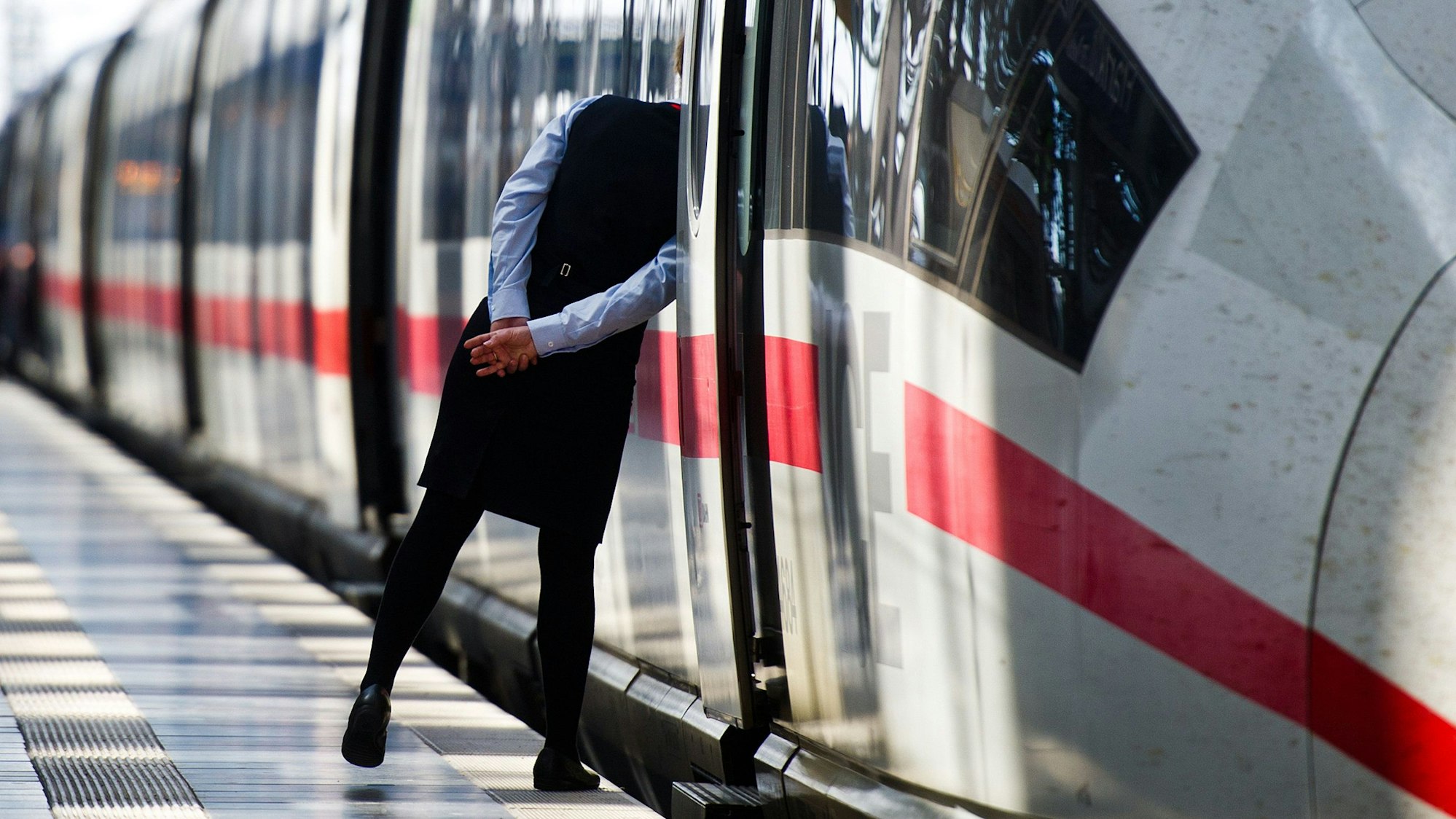 09.01.2026, Niedersachsen, Hannover: Eine Zugbegleiterin schaut aus einem zum Aufenthaltszug umfunktionierten ICE der Deutschen Bahn im Hauptbahnhof. Die Deutsche Bahn stellt wegen des stürmischen Winterwetters den Fernverkehr im Norden Deutschlands bis mindestens zum Mittag ein. Foto: Julian Stratenschulte/dpa +++ dpa-Bildfunk +++