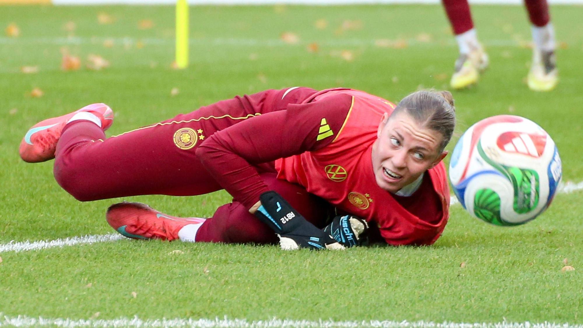 20.10.2025, xgrfx, Fussball DFB Medientermine, Deutsche Frauennationalmannschaft - Training v.l. Rafaela Borggräfe Deutsche Frauennationalmannschaft DFL/DFB REGULATIONS PROHIBIT ANY USE OF PHOTOGRAPHS as IMAGE SEQUENCES and/or QUASI-VIDEO Düsseldorf *** 20 10 2025, xgrfx, Football DFB Media Dates, German Womens National Team Training v l Rafaela Borggräfe German Womens National Team DFL DFB REGULATIONS PROHIBIT ANY USE OF PHOTOGRAPHS as IMAGE SEQUENCES and or QUASI VIDEO Düsseldorf