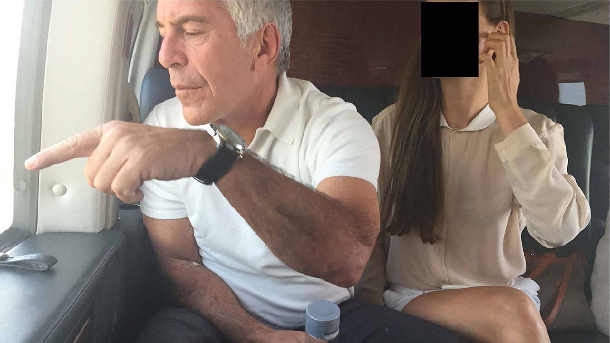 Jeffrey Epstein zusammen mit einer Frau in seinem Privatflugzeug. (Archivbild)
