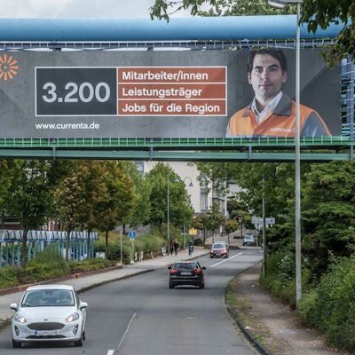 Currenta-Werbung an der Rohrbrücke Hauptstraße