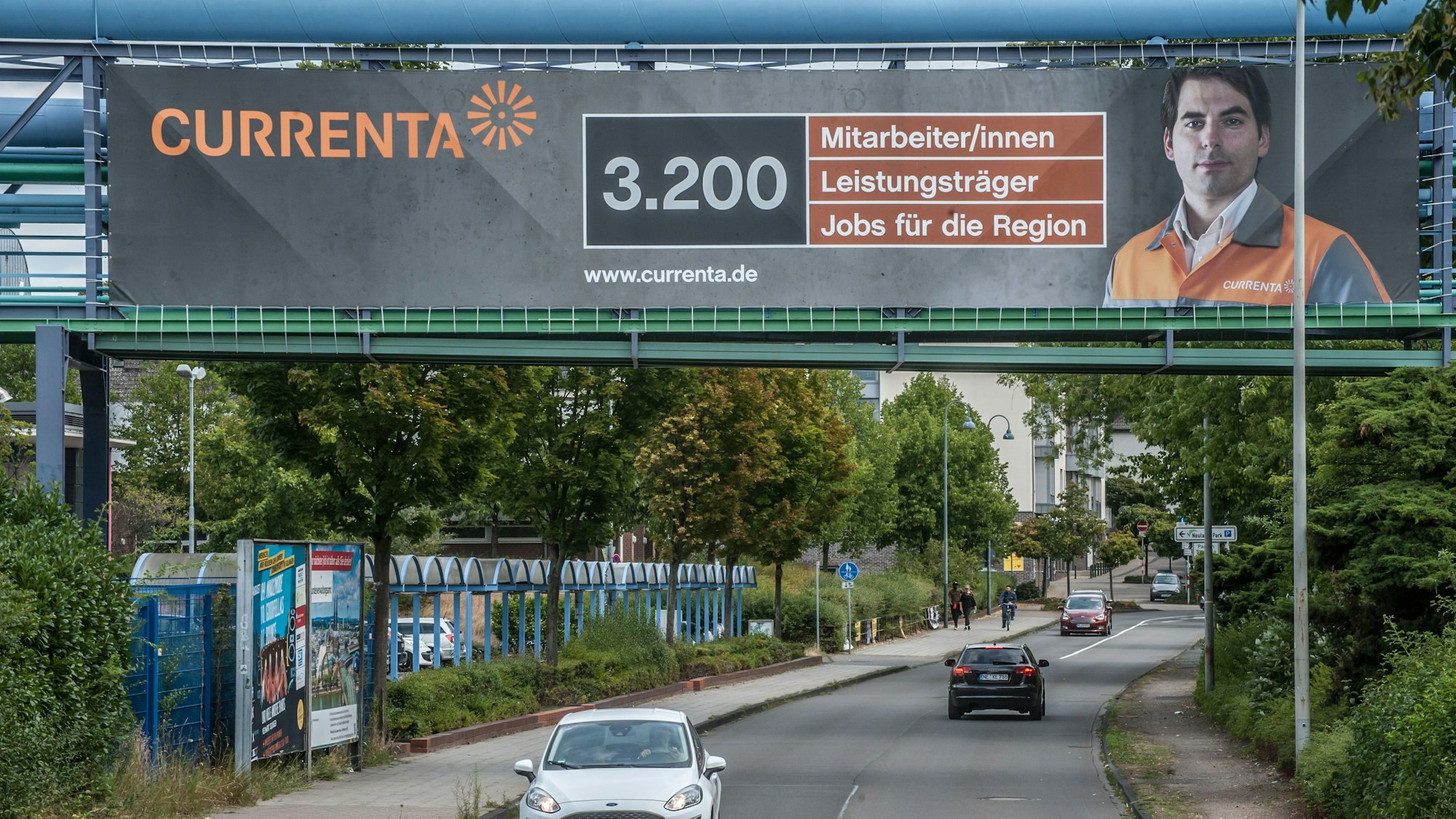 Currenta-Werbung an der Rohrbrücke Hauptstraße