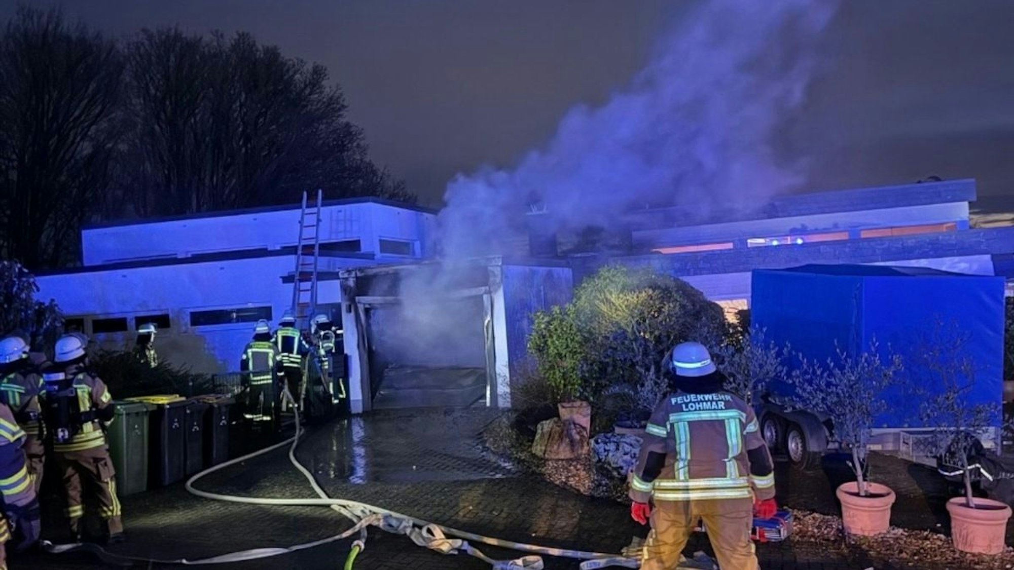 Feuerwehr Lohmar bei Garagenbrand im Einsatz.