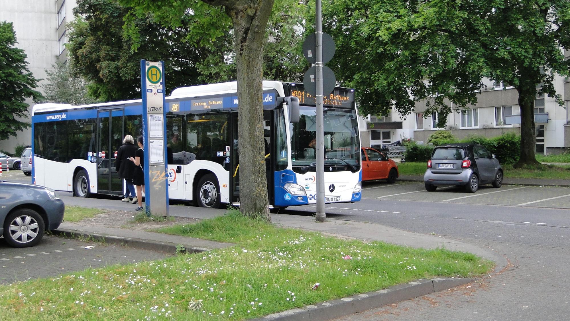 Ein Bus der Linie SB 91 steht an einer Haltestelle.