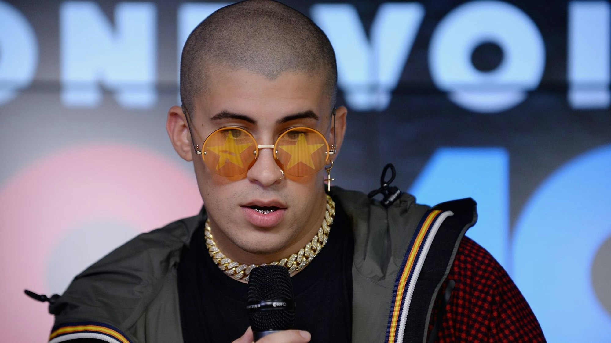 Früher trug Bad Bunny, oder wie er bürgerlich heißt Benito Antonio Martínez Ocasio, seine Haare oft als Buzz-Cut. (Bild: 2017 Getty Images/Jason Koerner/One Voice: Somos Live!)