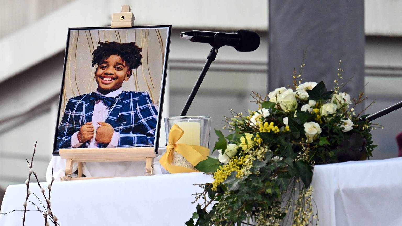 Ein Bild von Yosef steht während der Trauerfeier in Dormagen auf dem Altar. Nach dem gewaltsamen Tod des 14-jährigen Yosef ist ein Kind tatverdächtig. Das teilte die Polizei mit. (Archivbild)