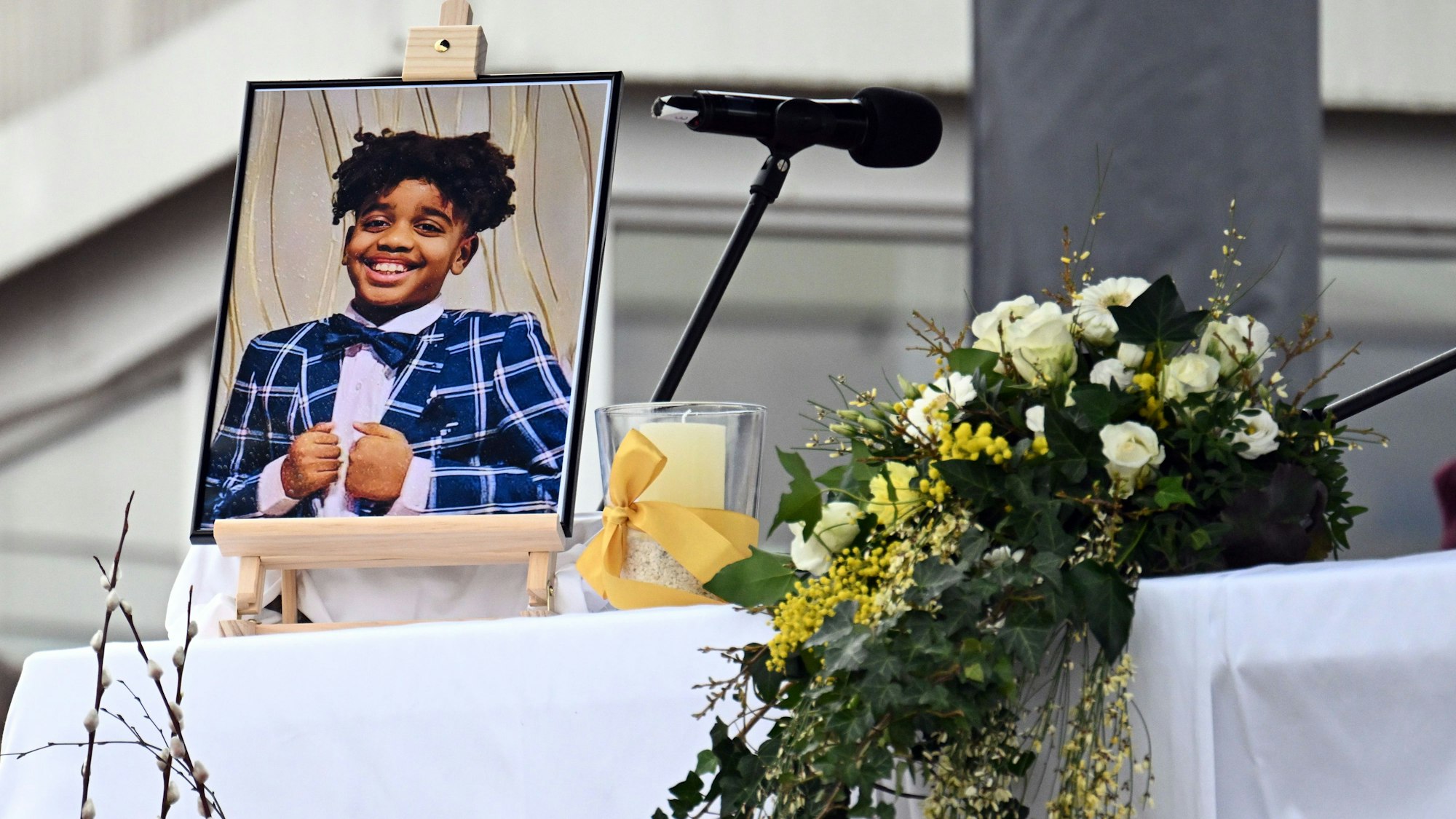 Ein Bild von Yosef steht während der Trauerfeier auf dem Altar in Dormagen-Delhoven. Der 14-Jährige war durch Messerstiche getötet worden.