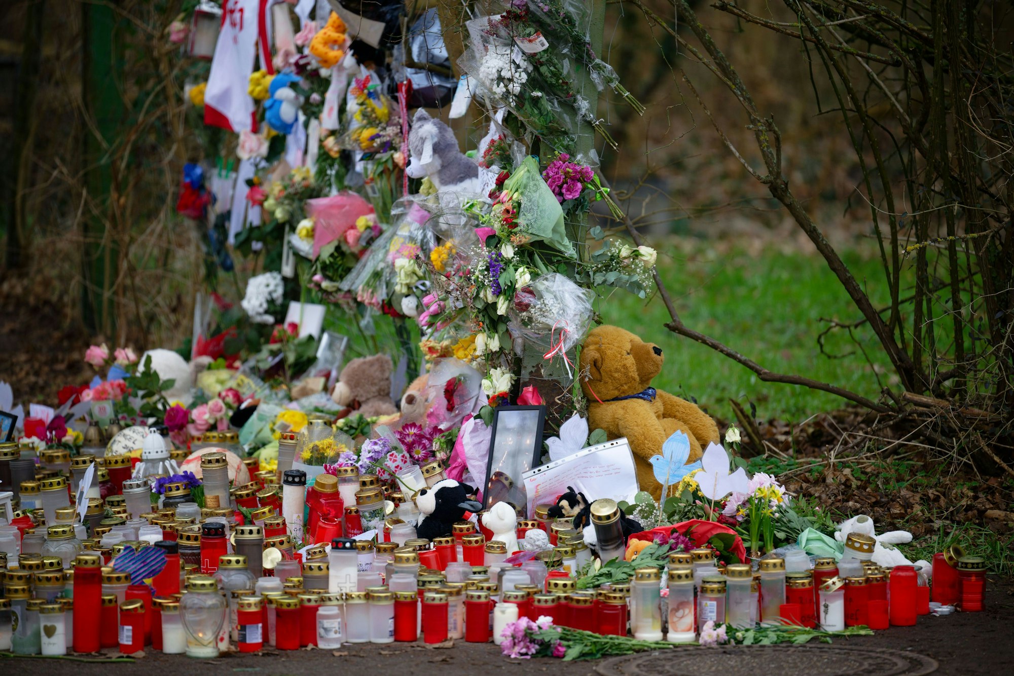 Dormagen: Kerzen, Kuscheltiere und Briefe liegen an einer Gedenkstätte für den getöteten Yosef in der Nähe des Tatortes.