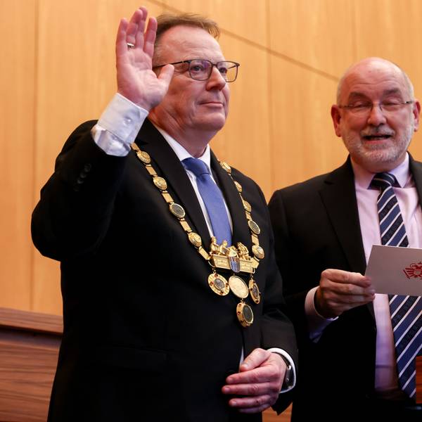 Alterspräsident Ralph Sterck vereidigte Torsten Burmester als neuen Kölner Oberbürgermeister Torsten Burmester (SPD).