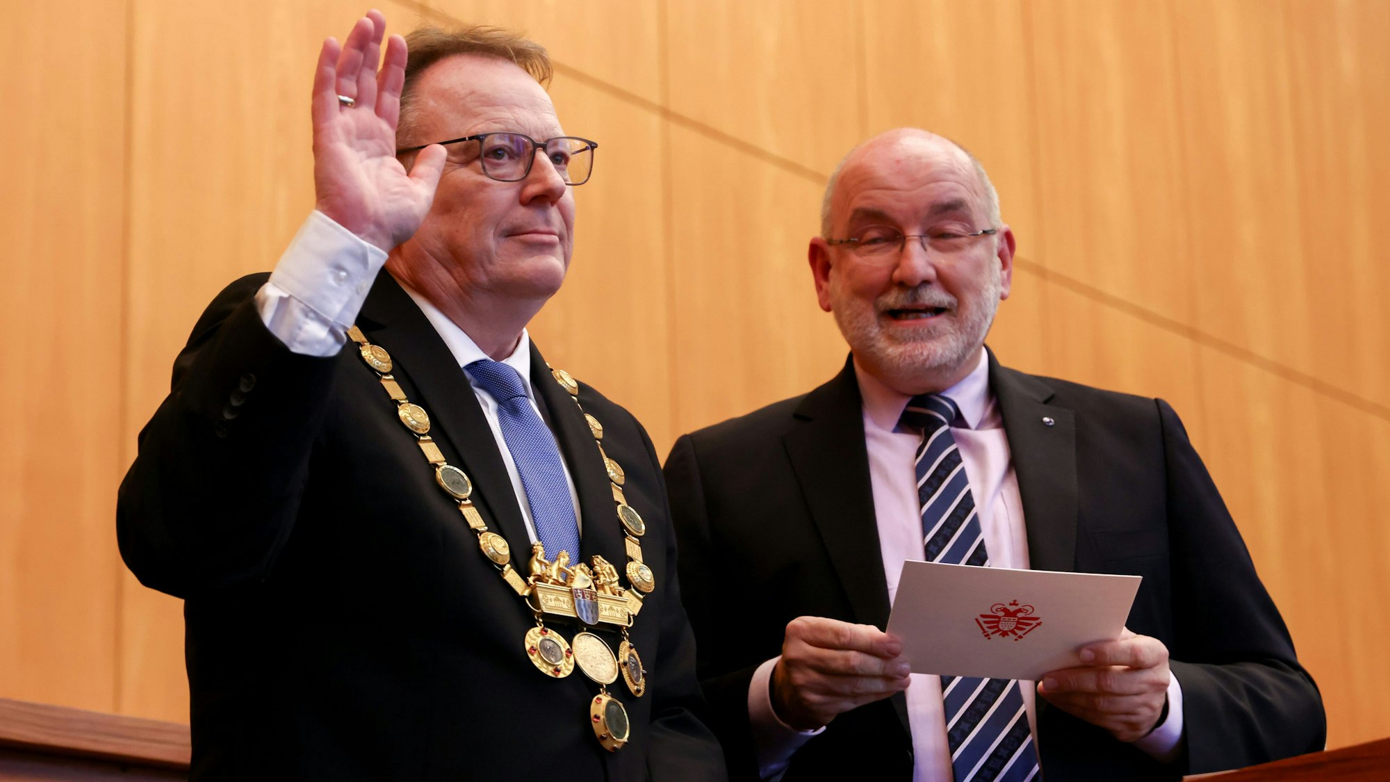 Alterspräsident Ralph Sterck vereidigte Torsten Burmester als neuen Kölner Oberbürgermeister Torsten Burmester (SPD).
