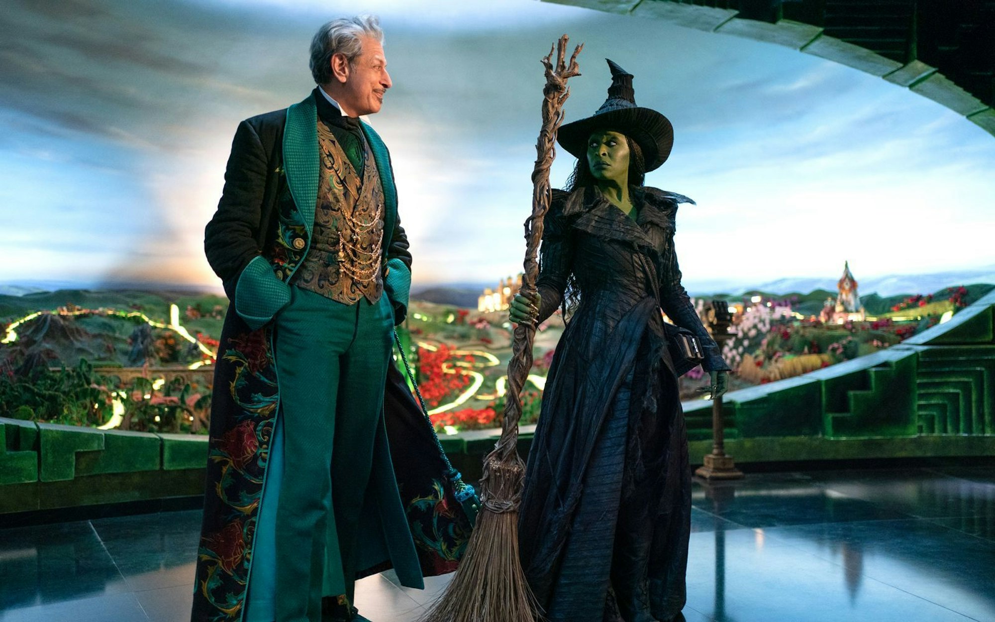 Elphaba (Cynthia Erivo) hat keine Lust, dem Zauberer von Oz (Jeff Goldblum) die Hand zu reichen. (Bild: Giles Keyte/Universal Pictures/Plaion Pictures)
