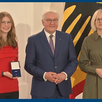 Bundespräsidenten Frank Walter Steinmeier hat Thalia Hönig aus Erftstadt für ihre Erfolge bei den Sommer-Deaflypmics 2025 in Tokio mit dem Silbernen Lorbeerblatt ausgezeichnet