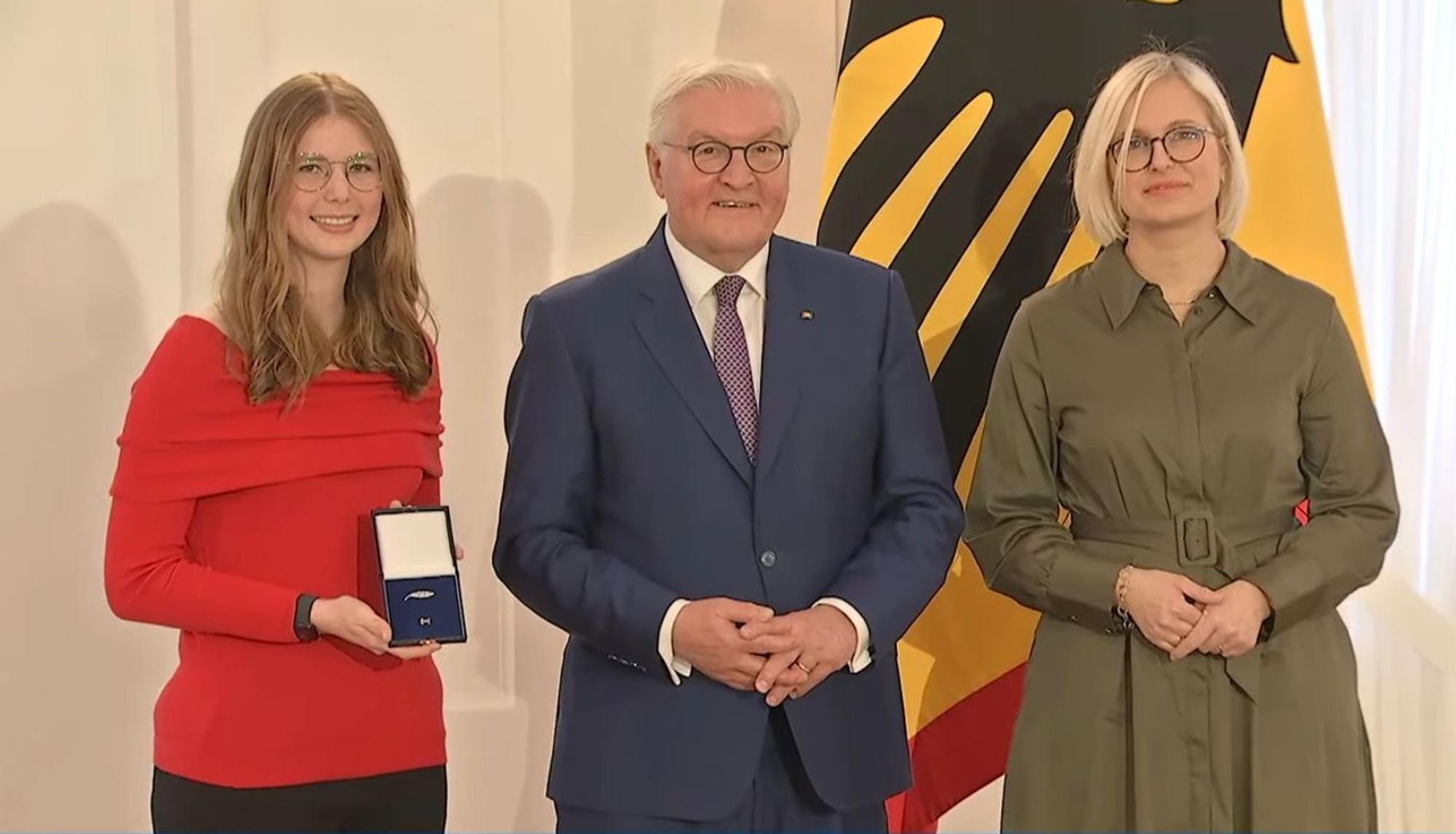 Bundespräsidenten Frank Walter Steinmeier hat Thalia Hönig aus Erftstadt für ihre Erfolge bei den Sommer-Deaflypmics 2025 in Tokio mit dem Silbernen Lorbeerblatt ausgezeichnet