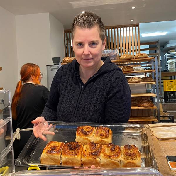 Zu sehen ist Milena Drefke, die ein Tablett mit Nussschnecken hält.