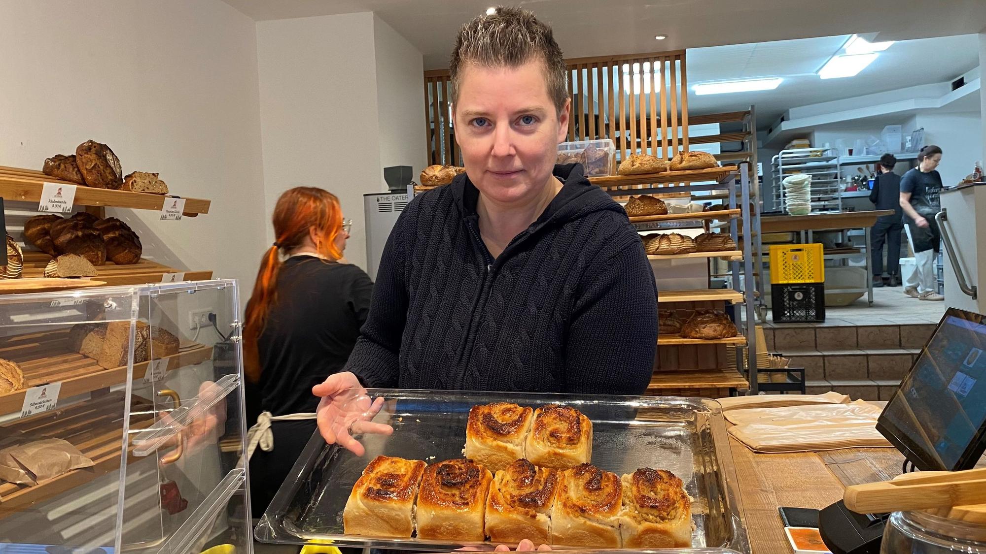 Zu sehen ist Milena Drefke, die ein Tablett mit Nussschnecken hält.