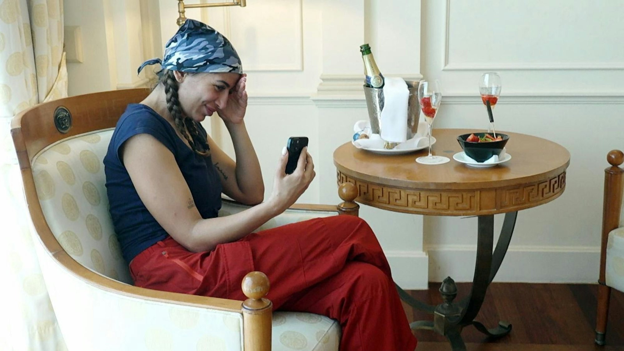 War was? Stimmt: Eva verließ das Camp. Während sie mit ihrer Freundin Claudia Obert telefonierte, weinte man ihr im Camp keine Träne nach. Aus dem Camp, aus dem Sinn. (Bild: RTL)