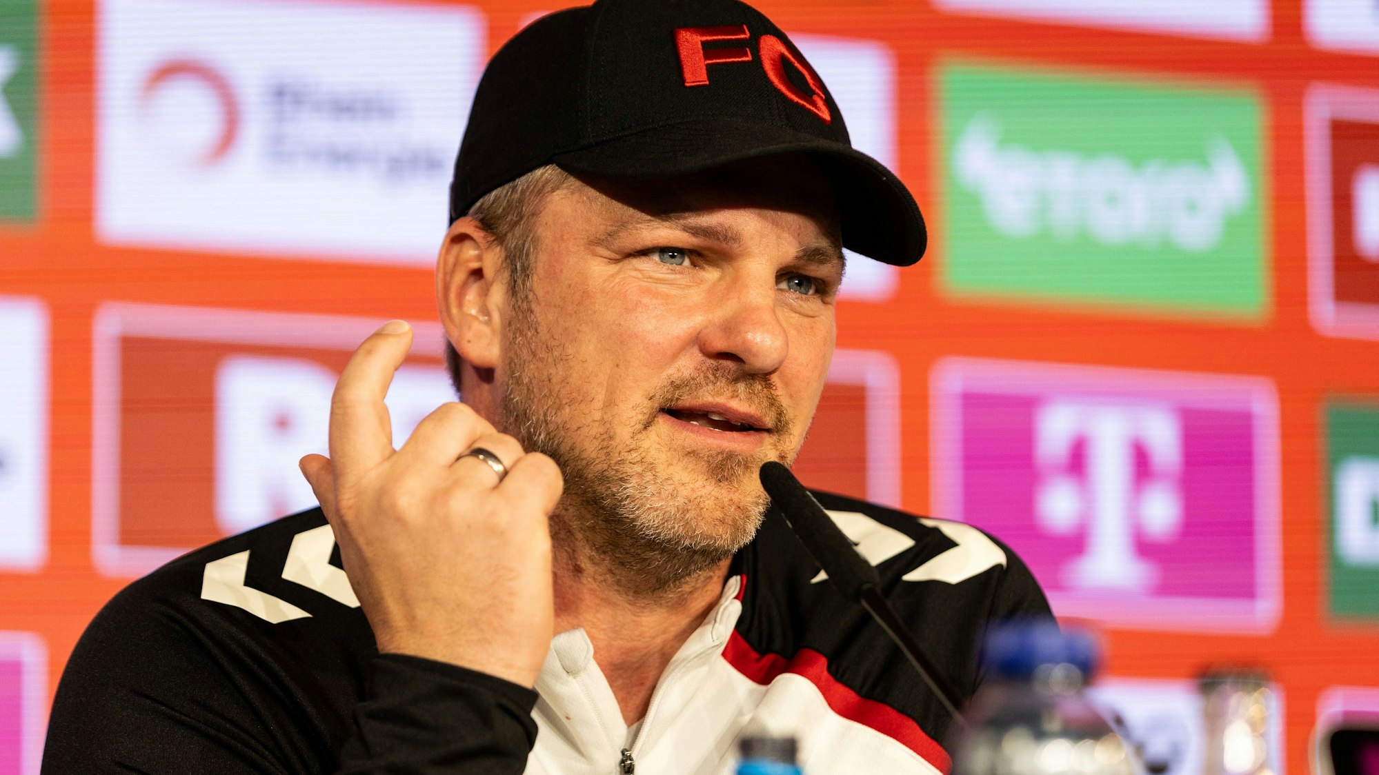 Lukas Kwasniok während der Pressekonferenz vor dem Bundesliga-Spiel gegen RB Leipzig am Freitag im Geißbockheim