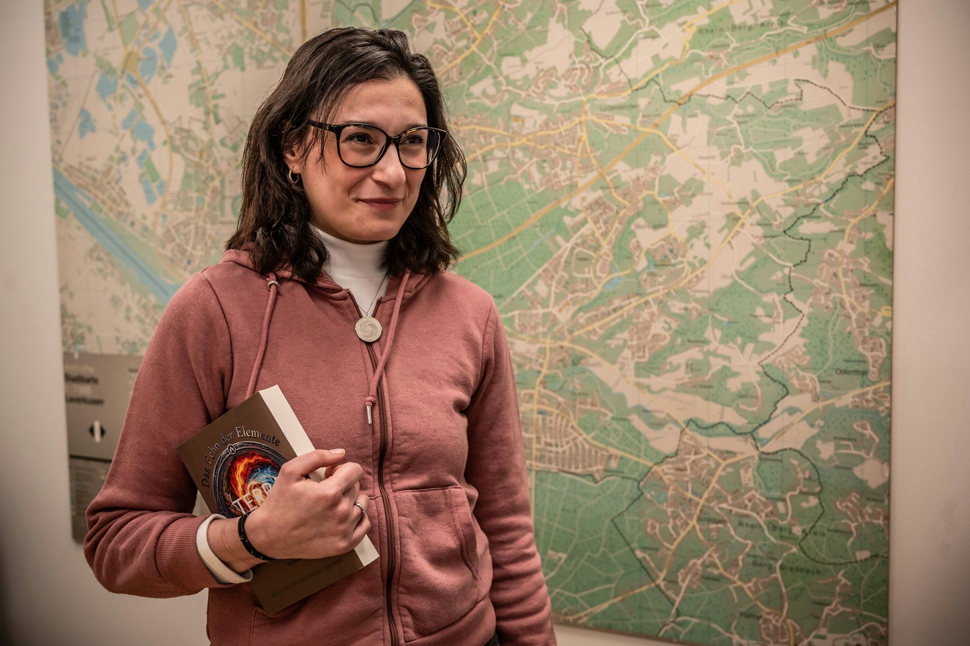 Frau mit Buch in der Hand.