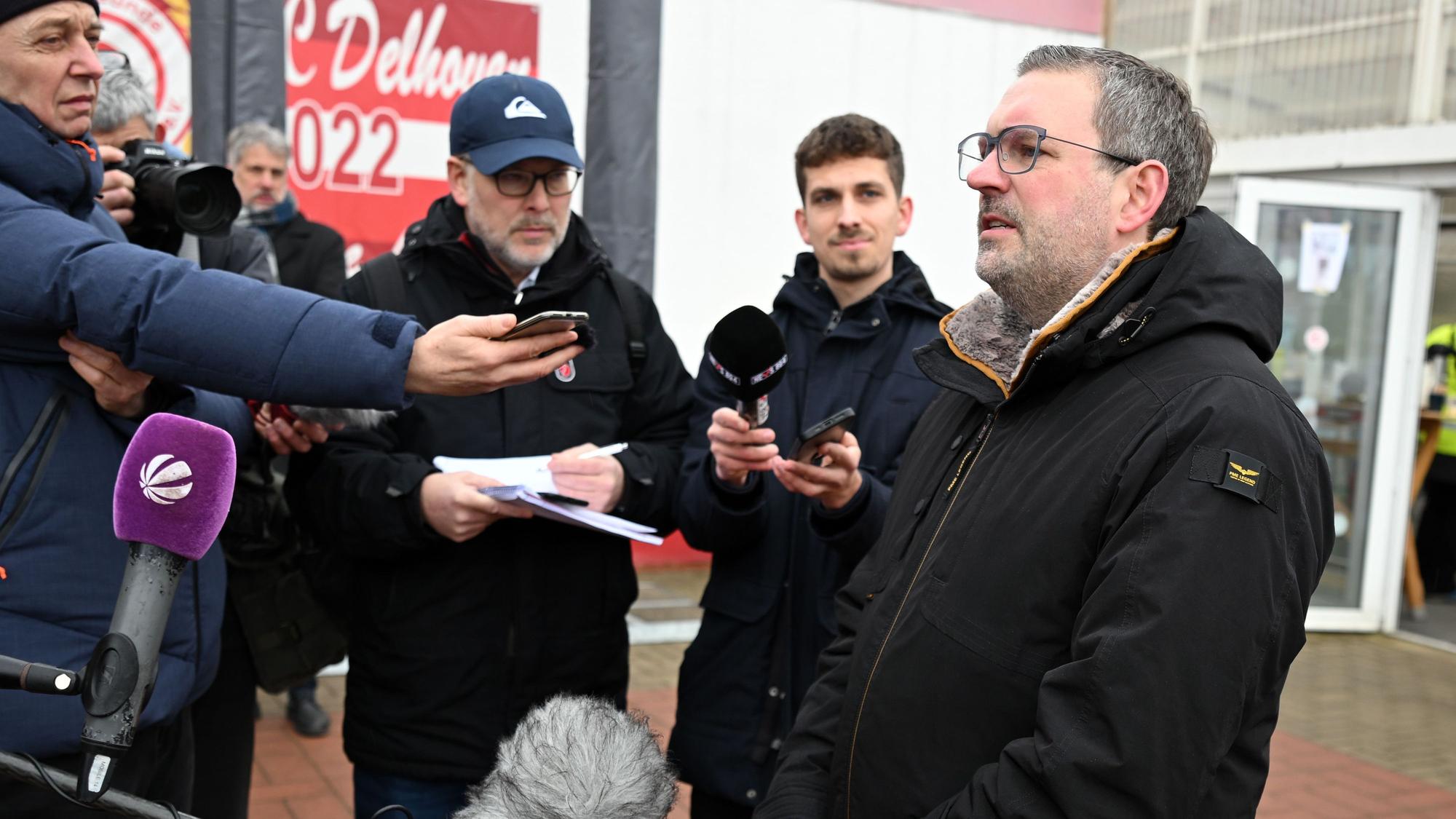 Erik Lierenfeld (r, SPD), Bürgermeister von Dormagen, gibt ein Statement gegenüber den Medien ab. Nach dem gewaltsamen Tod des 14-jährigen Yosef in Dormagen ist ein Kind tatverdächtig.